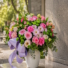 Bouquet funéraire rose en vase — Aurore Rosée, fleurs de deuil livrées à Lille