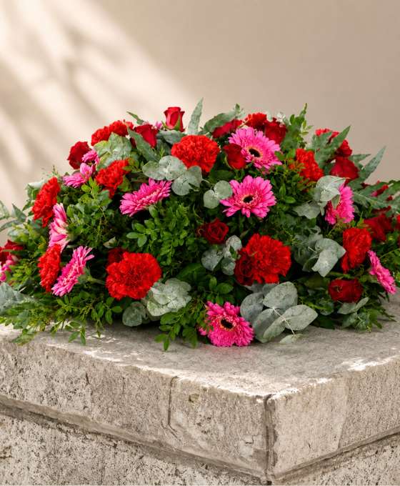 Coussin funéraire rose et rouge — Recueillement Pourpre, fleurs de deuil livrées à Lille